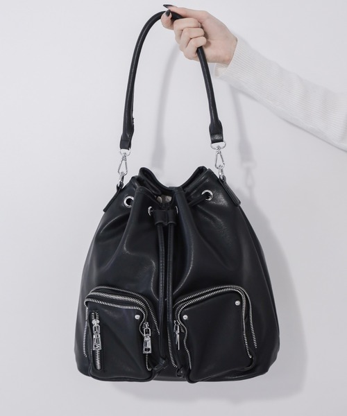 me+em select(ミームセレクト)の「【 2WAY 】ダブルジップアウトポケットフェイクレザー巾着ショルダーバッグ / ( 2WAY ) double zip out pocket fake leather drawstring shoulder bag(ショルダーバッグ・レディース・ブラック/アイボリー・FREE)」の10枚目の写真