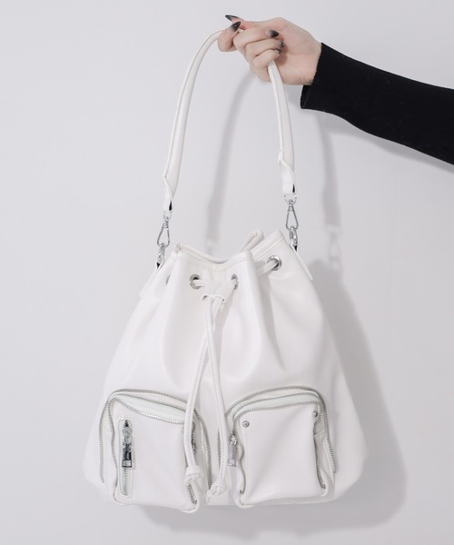 me+em select(ミームセレクト)の「【 2WAY 】ダブルジップアウトポケットフェイクレザー巾着ショルダーバッグ / ( 2WAY ) double zip out pocket fake leather drawstring shoulder bag(ショルダーバッグ・レディース・ブラック/アイボリー・FREE)」の20枚目の写真