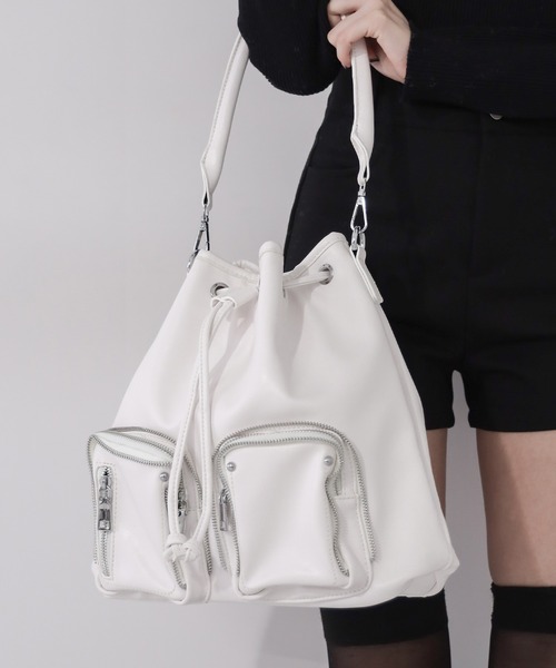 me+em select(ミームセレクト)の「【 2WAY 】ダブルジップアウトポケットフェイクレザー巾着ショルダーバッグ / ( 2WAY ) double zip out pocket fake leather drawstring shoulder bag(ショルダーバッグ・レディース・ブラック/アイボリー・FREE)」の11枚目の写真