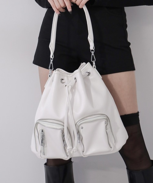 me+em select(ミームセレクト)の「【 2WAY 】ダブルジップアウトポケットフェイクレザー巾着ショルダーバッグ / ( 2WAY ) double zip out pocket fake leather drawstring shoulder bag(ショルダーバッグ・レディース・ブラック/アイボリー・FREE)」の13枚目の写真