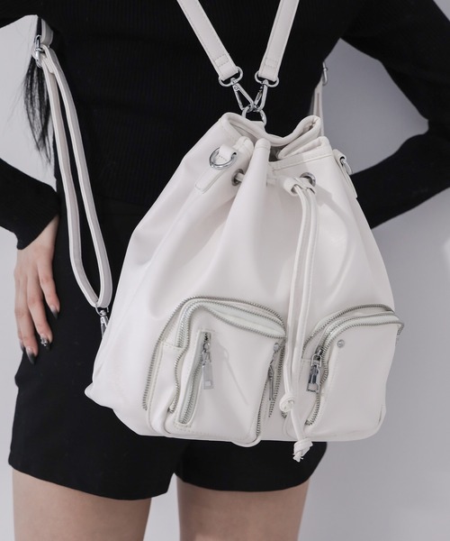 me+em select(ミームセレクト)の「【 2WAY 】ダブルジップアウトポケットフェイクレザー巾着ショルダーバッグ / ( 2WAY ) double zip out pocket fake leather drawstring shoulder bag(ショルダーバッグ・レディース・ブラック/アイボリー・FREE)」の14枚目の写真
