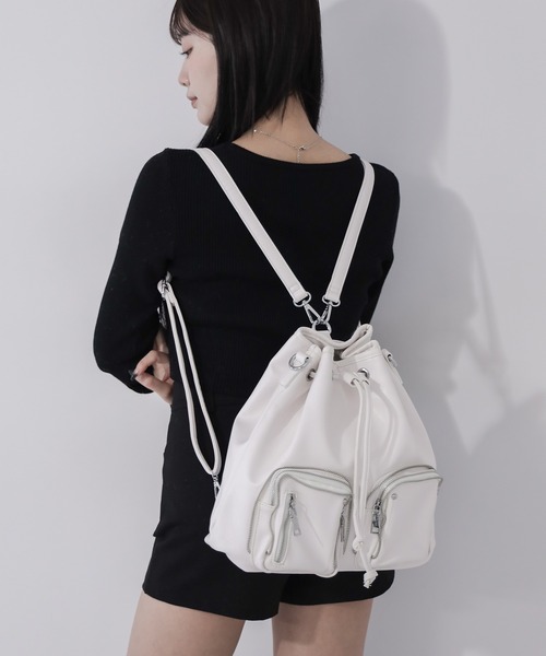 me+em select(ミームセレクト)の「【 2WAY 】ダブルジップアウトポケットフェイクレザー巾着ショルダーバッグ / ( 2WAY ) double zip out pocket fake leather drawstring shoulder bag(ショルダーバッグ・レディース・ブラック/アイボリー・FREE)」の16枚目の写真