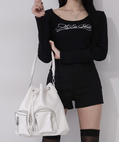me+em select(ミームセレクト)の「【 2WAY 】ダブルジップアウトポケットフェイクレザー巾着ショルダーバッグ / ( 2WAY ) double zip out pocket fake leather drawstring shoulder bag(ショルダーバッグ・レディース・ブラック/アイボリー・FREE)」の18枚目の写真