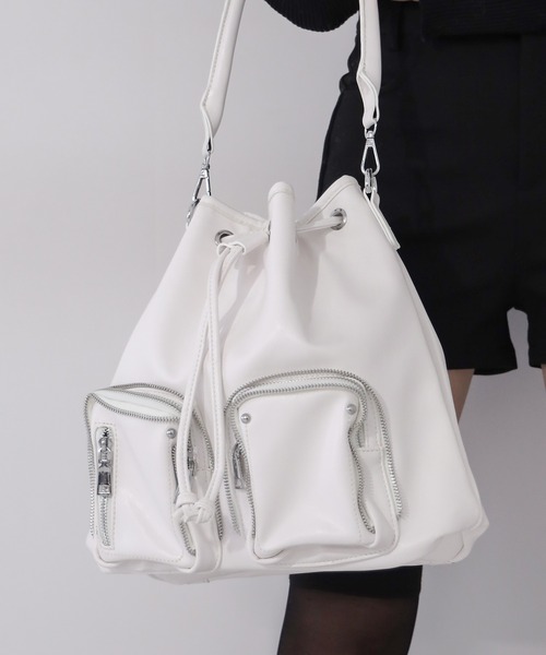 me+em select(ミームセレクト)の「【 2WAY 】ダブルジップアウトポケットフェイクレザー巾着ショルダーバッグ / ( 2WAY ) double zip out pocket fake leather drawstring shoulder bag(ショルダーバッグ・レディース・ブラック/アイボリー・FREE)」の17枚目の写真