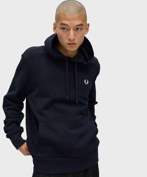 FRED PERRY（フレッドペリー）の「Monogram Hooded Sweatshirt／モノグラムフーデッドスウェットシャツ（パーカー・メンズ・ネイビー・M/L）」の2枚目の写真