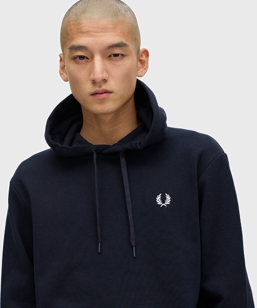 FRED PERRY（フレッドペリー）の「Monogram Hooded Sweatshirt／モノグラムフーデッドスウェットシャツ（パーカー・メンズ・ネイビー・M/L）」の3枚目の写真