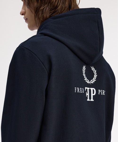 FRED PERRY（フレッドペリー）の「Monogram Hooded Sweatshirt／モノグラムフーデッドスウェットシャツ（パーカー・メンズ・ネイビー・M/L）」の7枚目の写真