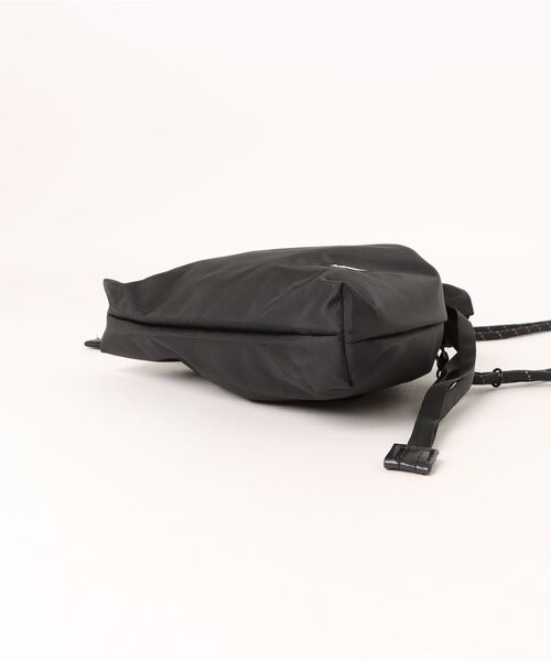 VANS(バンズ)の「VANS ヴァンズ Drawstring Shoulder Bag バッグ 125K7190100 BLACK(ボディバッグ/ウエストポーチ・メンズ・ブラック・FREE)」の3枚目の写真