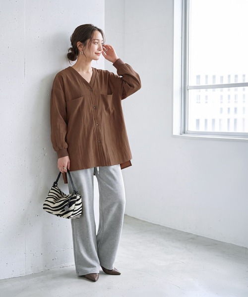 STYLE DELI(スタイルデリ)の「袖口リブの身頃がポケットVネックシャツ(シャツ/ブラウス・レディース・ブラウン/アイボリー/カーキ・FREE)」の1枚目の写真