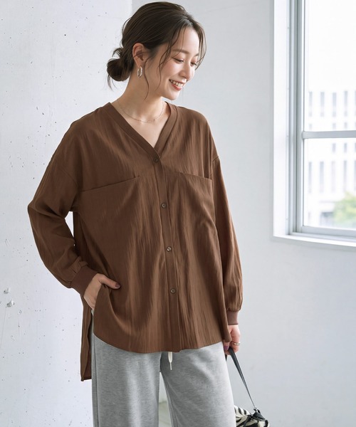 STYLE DELI(スタイルデリ)の「袖口リブの身頃がポケットVネックシャツ(シャツ/ブラウス・レディース・ブラウン/アイボリー/カーキ・FREE)」の6枚目の写真