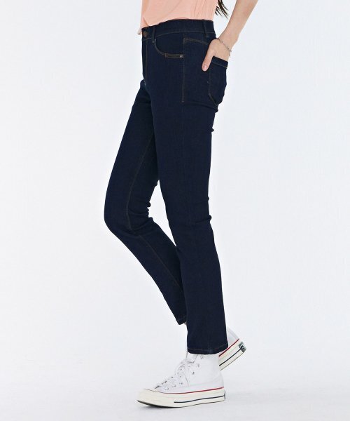 CHASECULT(チェイスカルト)の「レディース ダークトーン スリムストレート デニムパンツ-CARG2362B04(デニムパンツ・レディース・ネイビー・67/70/74/76)」の2枚目の写真