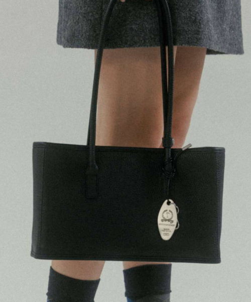 CLASSIC SQUARE LEATHER SHOULDER BAG BLACK