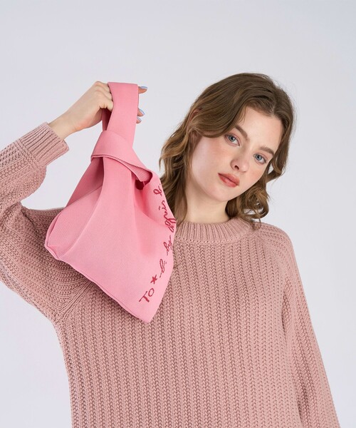 To b. by agnes b.（トゥービーバイアニエスベー）の「ニット ロゴ トートバッグ（トートバッグ・レディース・ピンク・FREE）」の4枚目の写真
