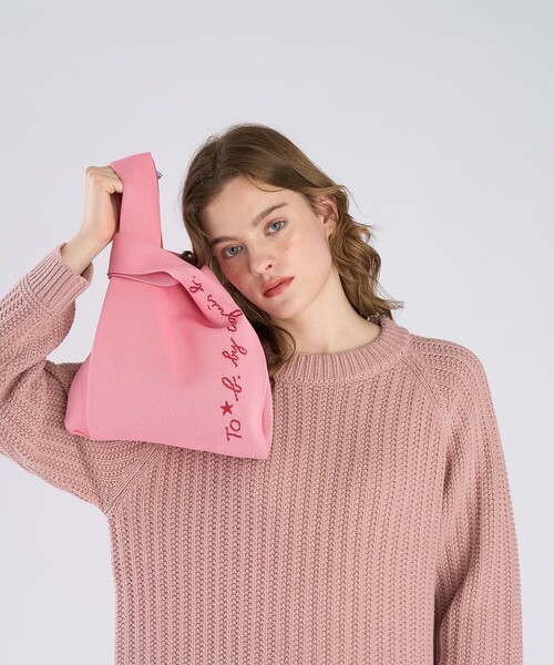 To b. by agnes b.（トゥービーバイアニエスベー）の「ニット ロゴ トートバッグ（トートバッグ・レディース・ピンク・FREE）」の3枚目の写真