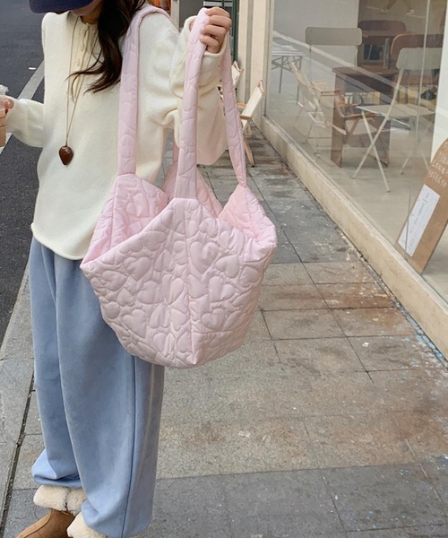 TONE SELECT GOODS(トーンセレクトグッズ)の「Liaa/大容量 ハートキルティング トートバッグ A18734(トートバッグ・レディース・ブラック/ピンク・FREE)」の3枚目の写真