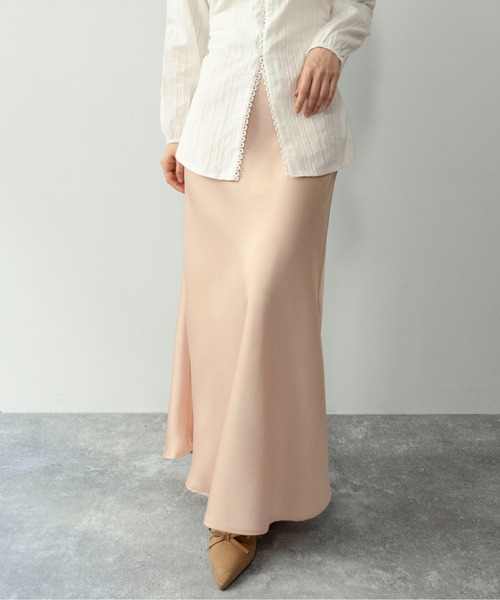 on:nue（オンニュ）の「【on:nue】[着用動画あり！] サテンマーメイドマキシスカート /2026 SS COLLECTION（スカート・レディース・アイボリー/ブラック/ピンク/ベージュ・FREE）」の4枚目の写真