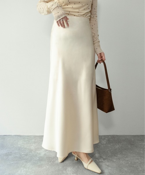 on:nue（オンニュ）の「【on:nue】[着用動画あり！] サテンマーメイドマキシスカート /2026 SS COLLECTION（スカート・レディース・アイボリー/ブラック/ピンク/ベージュ・FREE）」の2枚目の写真