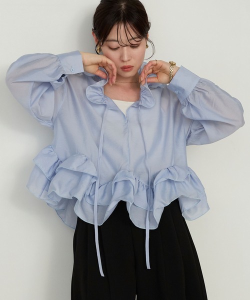 Cherir Mignon(シェリルミニョン)の「【Cherir Mignon】フリルボリュームスリーブブラウス(シャツ/ブラウス・レディース・ホワイト/ブルー・FREE)」の2枚目の写真