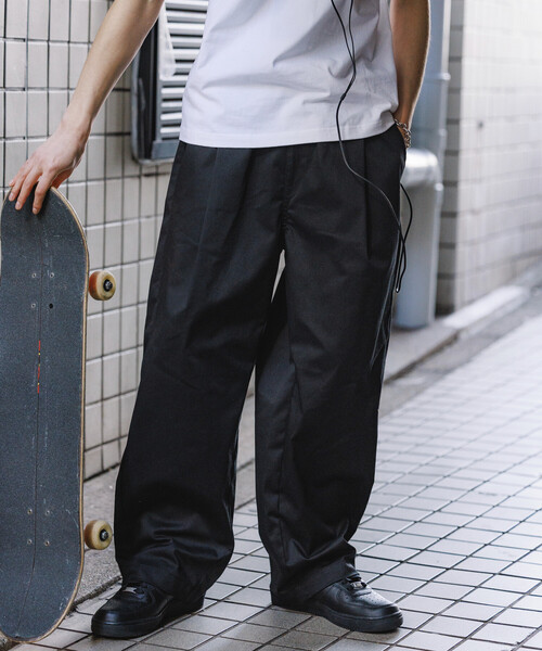 FREAK'S STORE（フリークスストア）の「限定展開 Dickies×FREAK'S STORE ディッキーズ 別注 ワイドシルエット バレルレッグ ワークパンツ（チノパンツ・メンズ・ベージュ/インディゴブルー/ブラック/ブラック系その他・SMALL/MEDIUM/LARGE）」の9枚目の写真