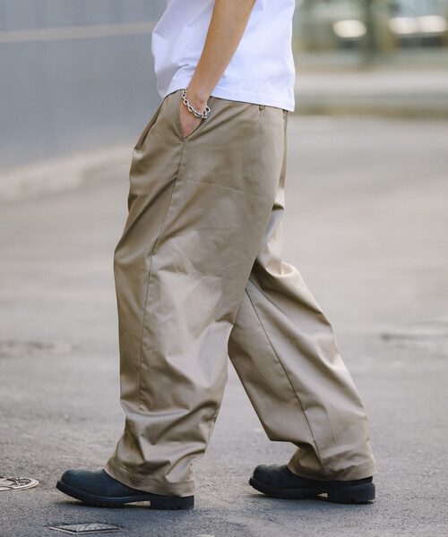 FREAK'S STORE（フリークスストア）の「限定展開 Dickies×FREAK'S STORE ディッキーズ 別注 ワイドシルエット バレルレッグ ワークパンツ（チノパンツ・メンズ・ベージュ/インディゴブルー/ブラック/ブラック系その他・SMALL/MEDIUM/LARGE）」の16枚目の写真