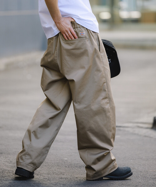 FREAK'S STORE（フリークスストア）の「限定展開 Dickies×FREAK'S STORE ディッキーズ 別注 ワイドシルエット バレルレッグ ワークパンツ（チノパンツ・メンズ・ベージュ/インディゴブルー/ブラック/ブラック系その他・SMALL/MEDIUM/LARGE）」の18枚目の写真