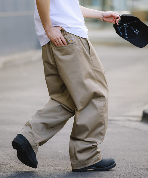 FREAK'S STORE（フリークスストア）の「限定展開 Dickies×FREAK'S STORE ディッキーズ 別注 ワイドシルエット バレルレッグ ワークパンツ（チノパンツ・メンズ・ベージュ/インディゴブルー/ブラック/ブラック系その他・SMALL/MEDIUM/LARGE）」の19枚目の写真