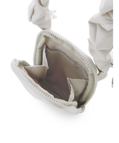 emmi（エミ）の「ギャザーショルダースマホショルダー（ショルダーバッグ・レディース・ブラック/レッド/ライトグレー/ホワイト・F）」の11枚目の写真