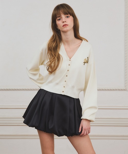 EIMY ISTOIRE（エイミーイストワール）の「【PRE ORDER】EIMYロゴチャームニットカーディガン（カーディガン/ボレロ・レディース・ピンク/ネイビー/ブラック/アイボリー・F）」の2枚目の写真