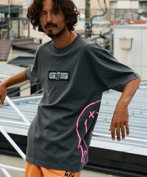 STUD MUFFIN（スタッドマフィン）の「STUD MUFFIN/スタッドマフィン/コットン天竺 クレジットシークイン&ドリップスマイル SS Tシャツ（Tシャツ/カットソー）」