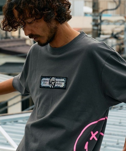 STUD MUFFIN(スタッドマフィン)の「STUD MUFFIN/スタッドマフィン/コットン天竺 クレジットシークイン&ドリップスマイル SS Tシャツ(Tシャツ/カットソー・メンズ・ホワイト/グレー・3/2)」の3枚目の写真