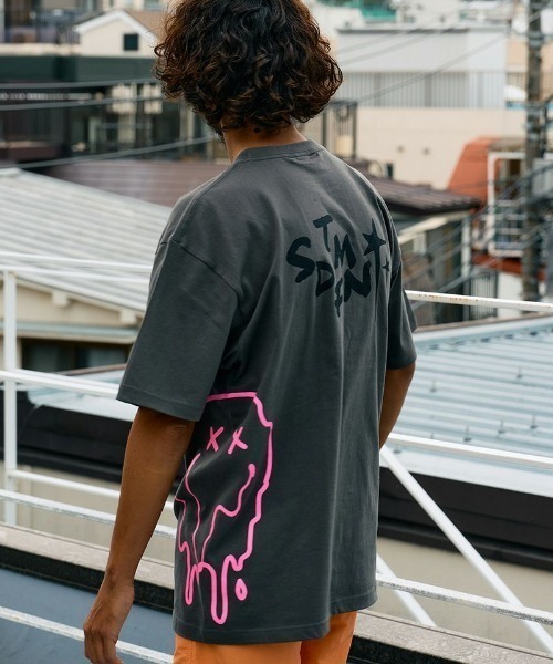 STUD MUFFIN(スタッドマフィン)の「STUD MUFFIN/スタッドマフィン/コットン天竺 クレジットシークイン&ドリップスマイル SS Tシャツ(Tシャツ/カットソー・メンズ・ホワイト/グレー・3/2)」の4枚目の写真