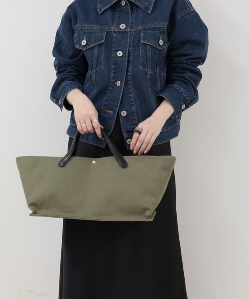 fredy emue（フレディエミュ）の「【ARTESANOS/アルテサノス】 レザーハンドルキャンバストートバッグ（ショルダーバッグ・レディース・ベージュ/オリーブ・FREE）」の4枚目の写真