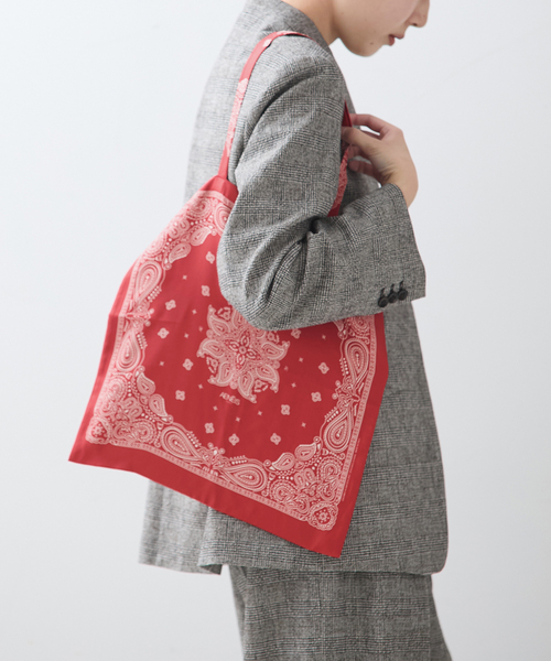 journal standard L'essage（ジャーナルスタンダードレサージュ）の「《追加》【AENEIS/エネス】Minimal Bandana Silk Totebag：トートバッグ（トートバッグ・レディース・ブラック/レッド・FREE）」の2枚目の写真