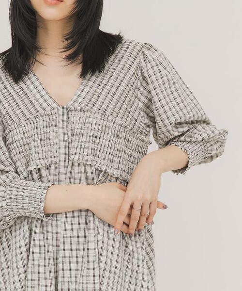 KBF（ケイビーエフ）の「2WAYシャーリングチェックミニワンピース（ワンピース・レディース・ブラウン系その他/ベージュ系その他/ブルー系その他・ONE）」の4枚目の写真