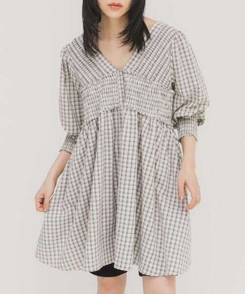 KBF（ケイビーエフ）の「2WAYシャーリングチェックミニワンピース（ワンピース・レディース・ブラウン系その他/ベージュ系その他/ブルー系その他・ONE）」の5枚目の写真