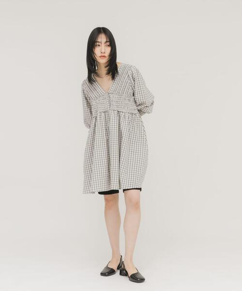 KBF（ケイビーエフ）の「2WAYシャーリングチェックミニワンピース（ワンピース・レディース・ブラウン系その他/ベージュ系その他/ブルー系その他・ONE）」の9枚目の写真