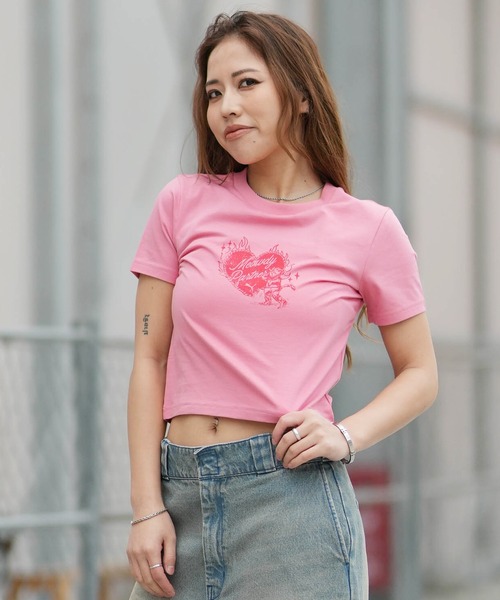 PUMA(プーマ)の「PUMA/プーマ レディース クロップド丈 GRAPHICS ヤッホイ ベイビー Tシャツ 636839(Tシャツ/カットソー・レディース・ブラック/ピンク・L/M)」の2枚目の写真