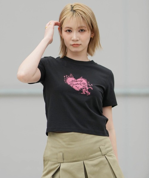 PUMA(プーマ)の「PUMA/プーマ レディース クロップド丈 GRAPHICS ヤッホイ ベイビー Tシャツ 636839(Tシャツ/カットソー・レディース・ブラック/ピンク・L/M)」の1枚目の写真