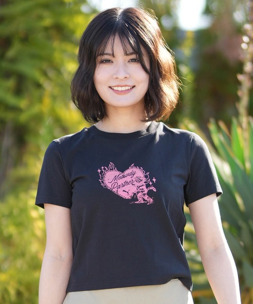 PUMA(プーマ)の「PUMA/プーマ レディース クロップド丈 GRAPHICS ヤッホイ ベイビー Tシャツ 636839(Tシャツ/カットソー・レディース・ブラック/ピンク・L/M)」の3枚目の写真