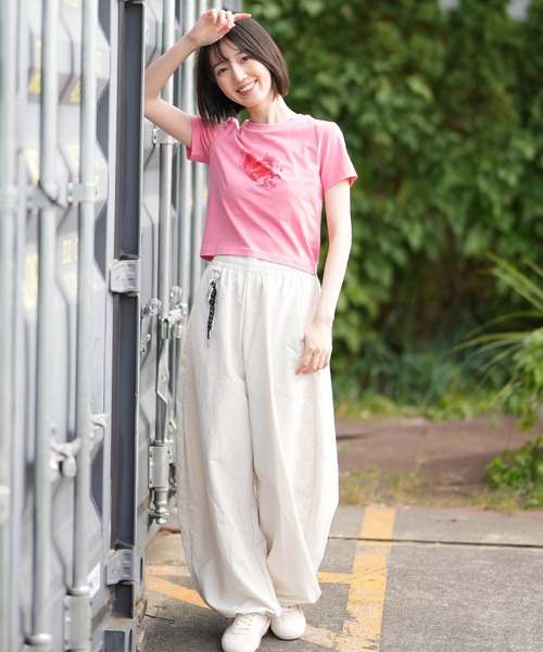 PUMA(プーマ)の「PUMA/プーマ レディース クロップド丈 GRAPHICS ヤッホイ ベイビー Tシャツ 636839(Tシャツ/カットソー・レディース・ブラック/ピンク・L/M)」の9枚目の写真