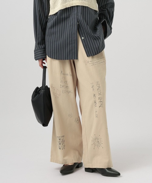BAYFLOW（ベイフロー）の「[手描き風イラストをプリント]グラフィティタックパンツ（その他パンツ・レディース・ライトベージュ/ブラウン・MEDIUM/SMALL）」の2枚目の写真