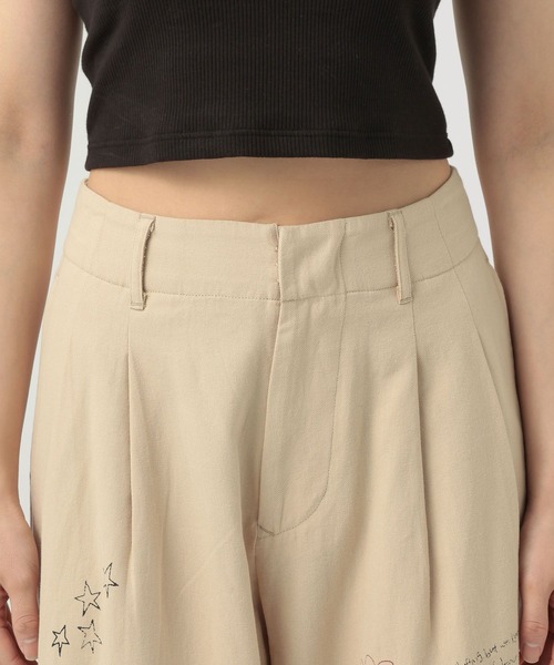 BAYFLOW（ベイフロー）の「[手描き風イラストをプリント]グラフィティタックパンツ（その他パンツ・レディース・ライトベージュ/ブラウン・MEDIUM/SMALL）」の4枚目の写真