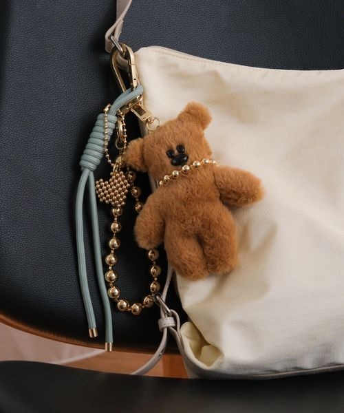 LAKOLE（ラコレ）の「ふわふわベアチャーム / 658115（キーホルダー・レディース・ホワイト/ブラウン・FREE）」の2枚目の写真