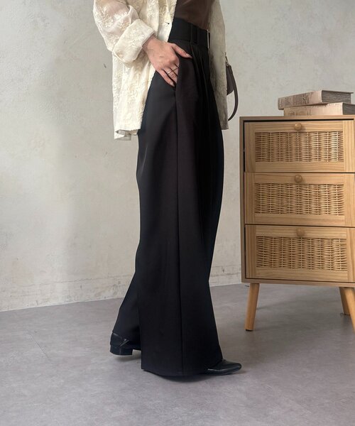 Thevon（ゼボン）の「ベルト付きタックワイドスラックス（スラックス・レディース・チャコールグレー/ブラック/アイボリー・S/M）」の22枚目の写真