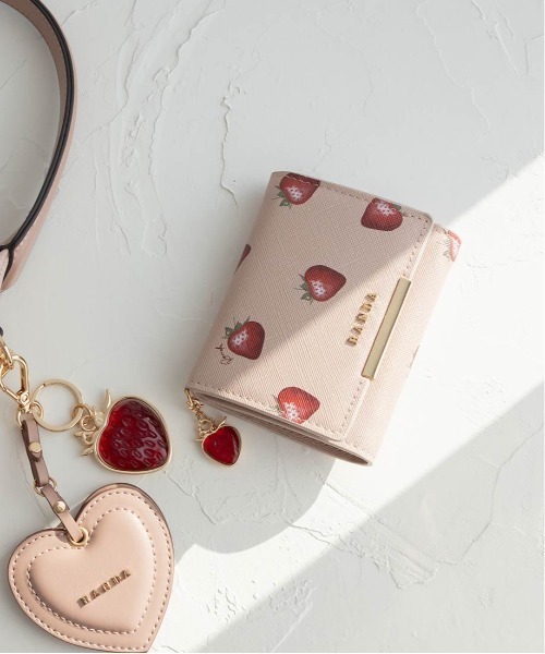 RANDA Cherry＆Strawberry チャーム付き三つ折りウォレット Cherry＆Strawberry】チャーム付き三つ折りウォレット（財布）｜RANDA