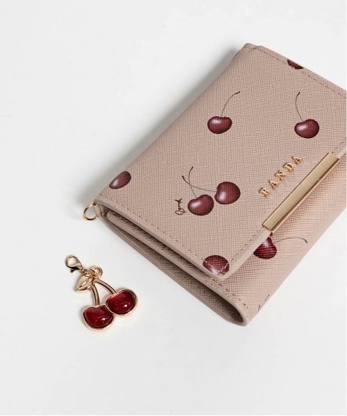 RANDA Cherry＆Strawberry チャーム付き三つ折りウォレット Cherry＆Strawberry】チャーム付き三つ折りウォレット（財布）｜RANDA