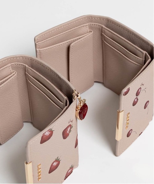 RANDA Cherry＆Strawberry チャーム付き三つ折りウォレット Cherry＆Strawberry】チャーム付き三つ折りウォレット（財布）｜RANDA
