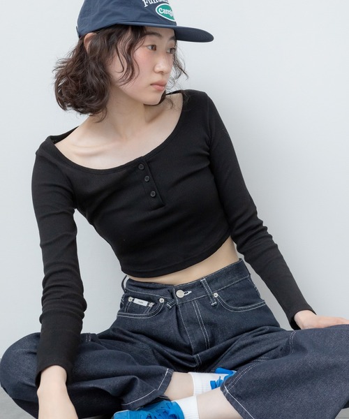 HEILIS（ヘイリス）の「コンパクトヘンリーカットソー / トップス 長袖 春服 秋服 冬服 韓国 ノームコア ヘンリーネック 長袖 カジュアル シンプル 無地 コンパクト ヘンリーネック オフィスカジュアル 白 グレー ホワイト ブラック カットソー ノームコア（Tシャツ/カットソー・レディース・グレー/ブラック/ホワイト・FREE）」の3枚目の写真