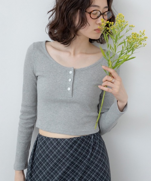 HEILIS（ヘイリス）の「コンパクトヘンリーカットソー / トップス 長袖 春服 秋服 冬服 韓国 ノームコア ヘンリーネック 長袖 カジュアル シンプル 無地 コンパクト ヘンリーネック オフィスカジュアル 白 グレー ホワイト ブラック カットソー ノームコア（Tシャツ/カットソー・レディース・グレー/ブラック/ホワイト・FREE）」の4枚目の写真
