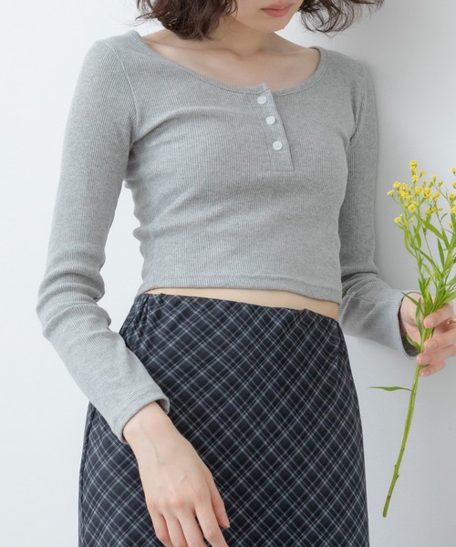 HEILIS（ヘイリス）の「コンパクトヘンリーカットソー / トップス 長袖 春服 秋服 冬服 韓国 ノームコア ヘンリーネック 長袖 カジュアル シンプル 無地 コンパクト ヘンリーネック オフィスカジュアル 白 グレー ホワイト ブラック カットソー ノームコア（Tシャツ/カットソー・レディース・グレー/ブラック/ホワイト・FREE）」の7枚目の写真